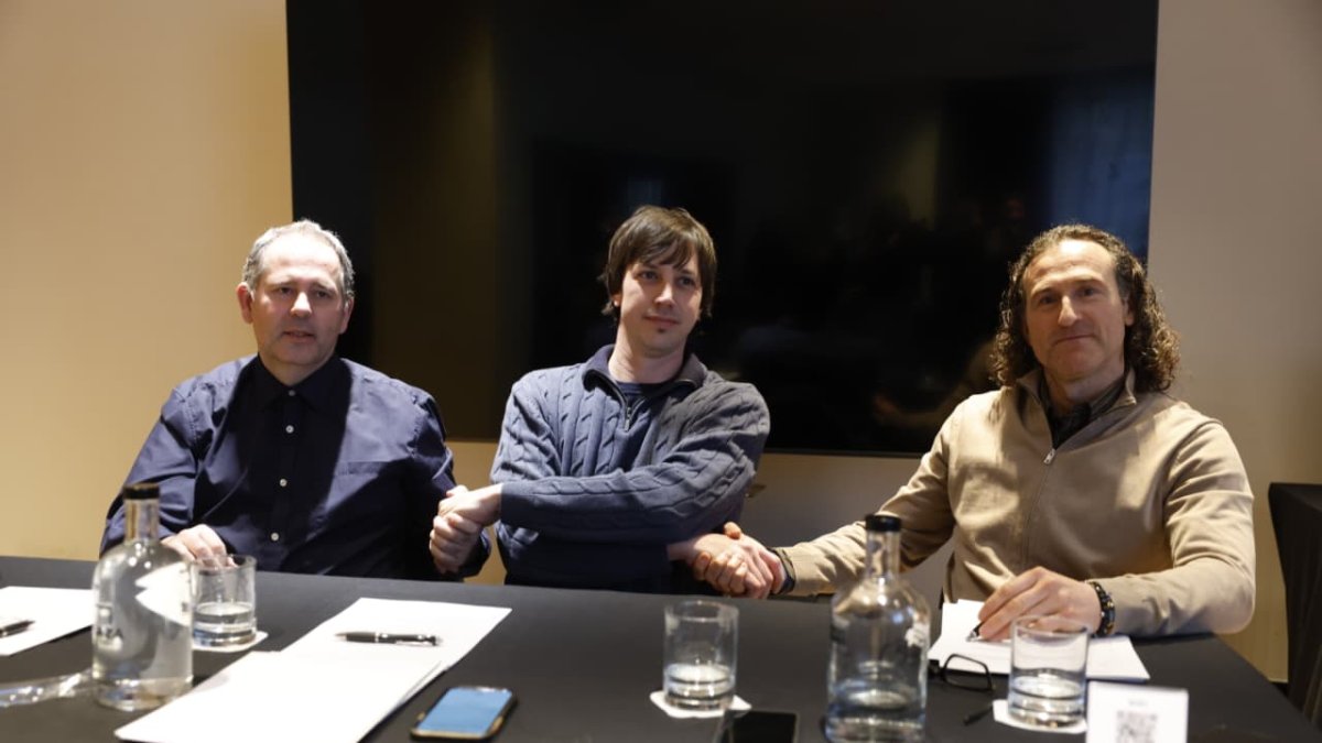 El president de l'ATA, Víctor Ambor a l'esquerra, junt amb Bernat Altimir i a la dreta Armand Godoy, president de l'ATI. 