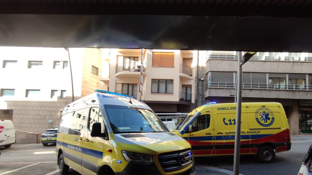 Les dues ambulàncies i el cotxe de policia davant la pensió d'Escaldes.