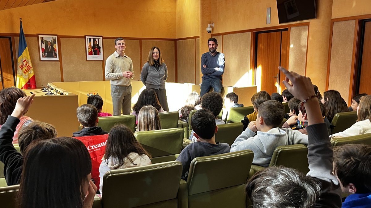 Els alumnes de quart de l'escola andorrana de la Massana durant la visita al comú de la parròquia.