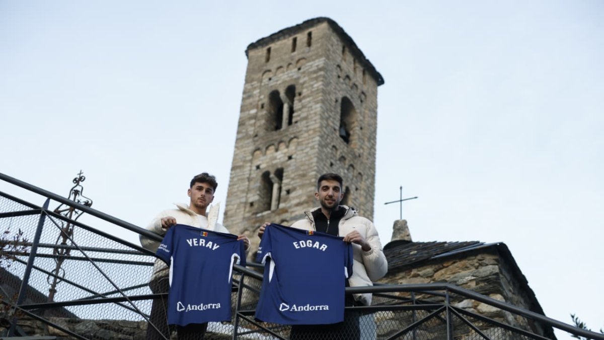 Els dos fitxatges, Yeray Cabanzón i Edgar González, posant amb la camiseta de l'FC Andorra.