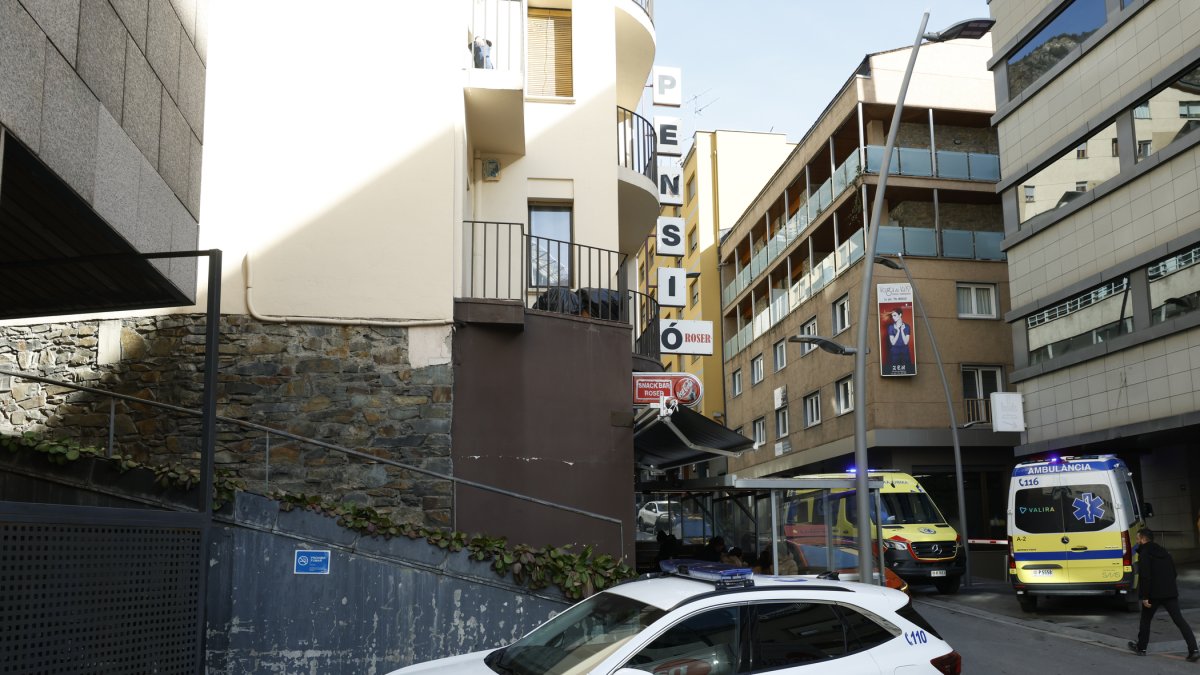 Les ambulàncies i la policia davant la pensió.