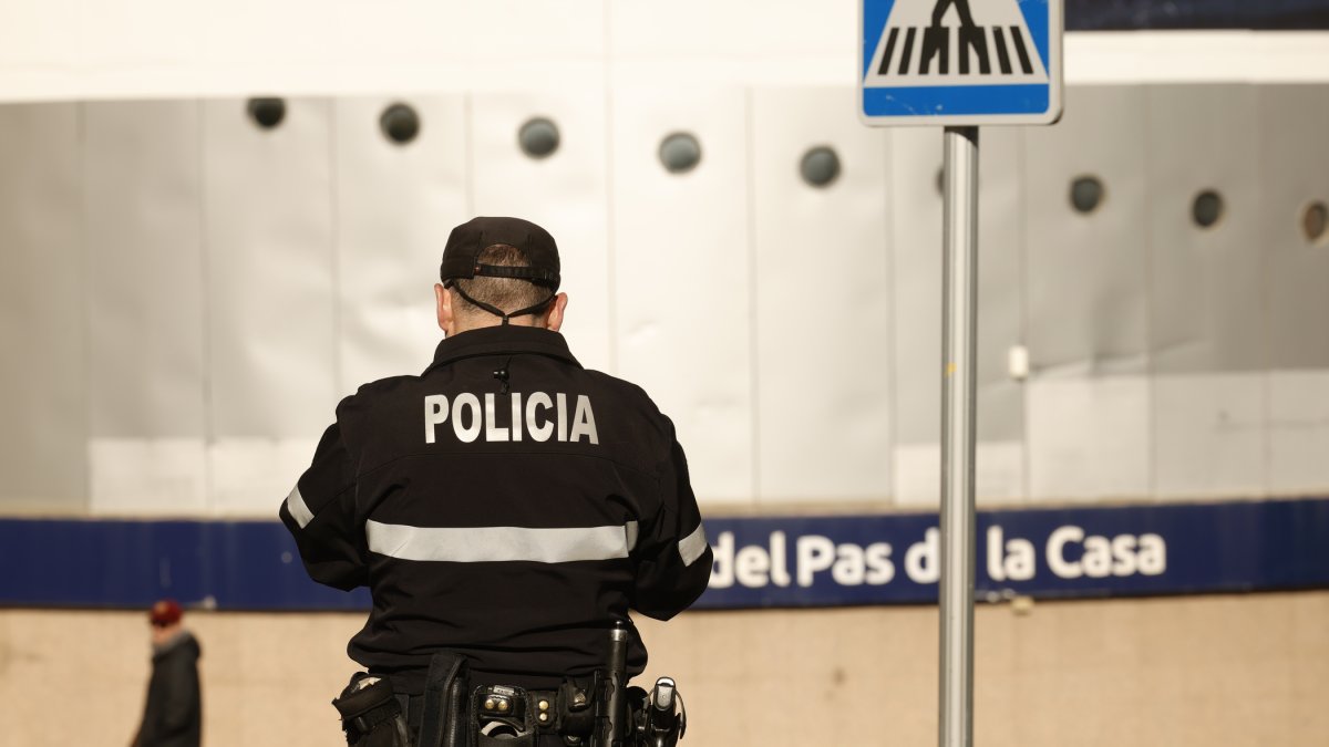 Un agent de la policia al Pas de la Casa.