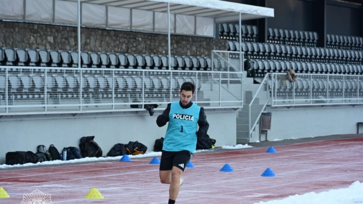 Un dels 15 candidats fent les proves.