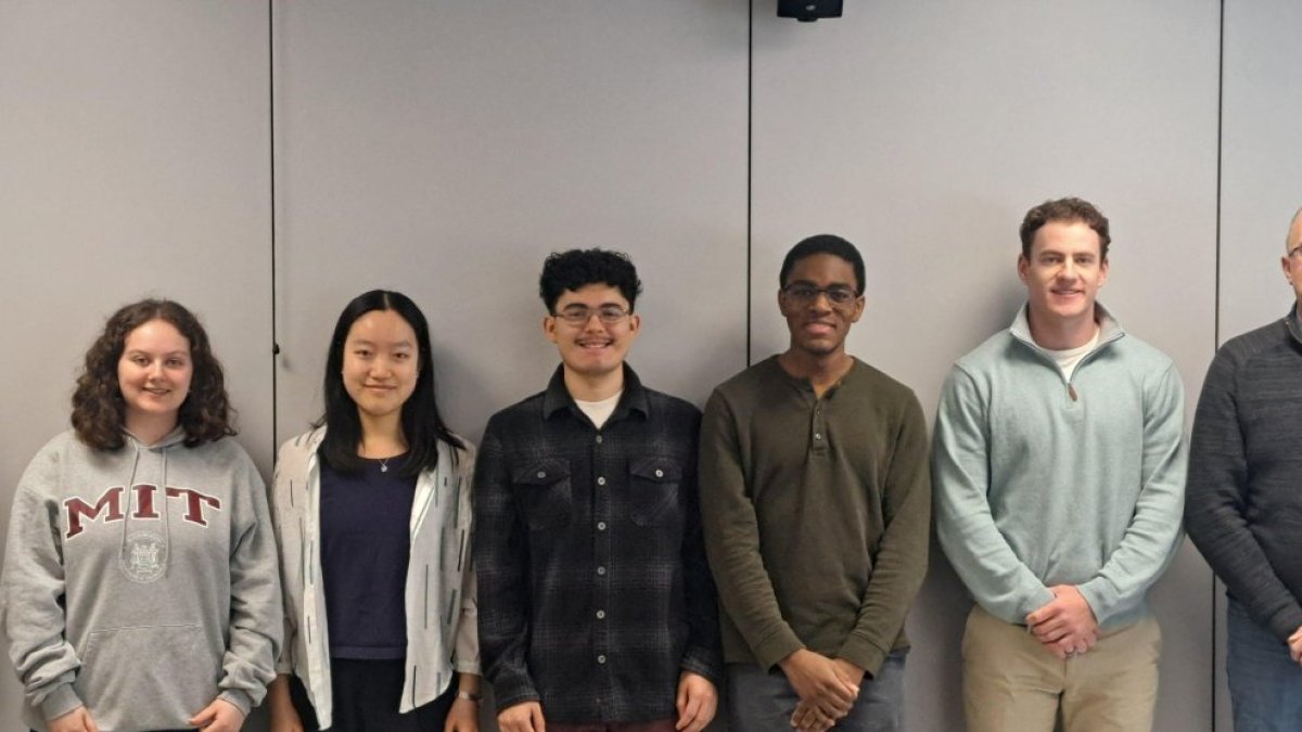 Els cinc alumnes del MIT que faran estada de tres setmanes als diferents centres educatius d'Andorra