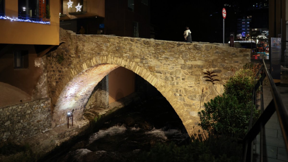 El pont d’Engordany, de nit.