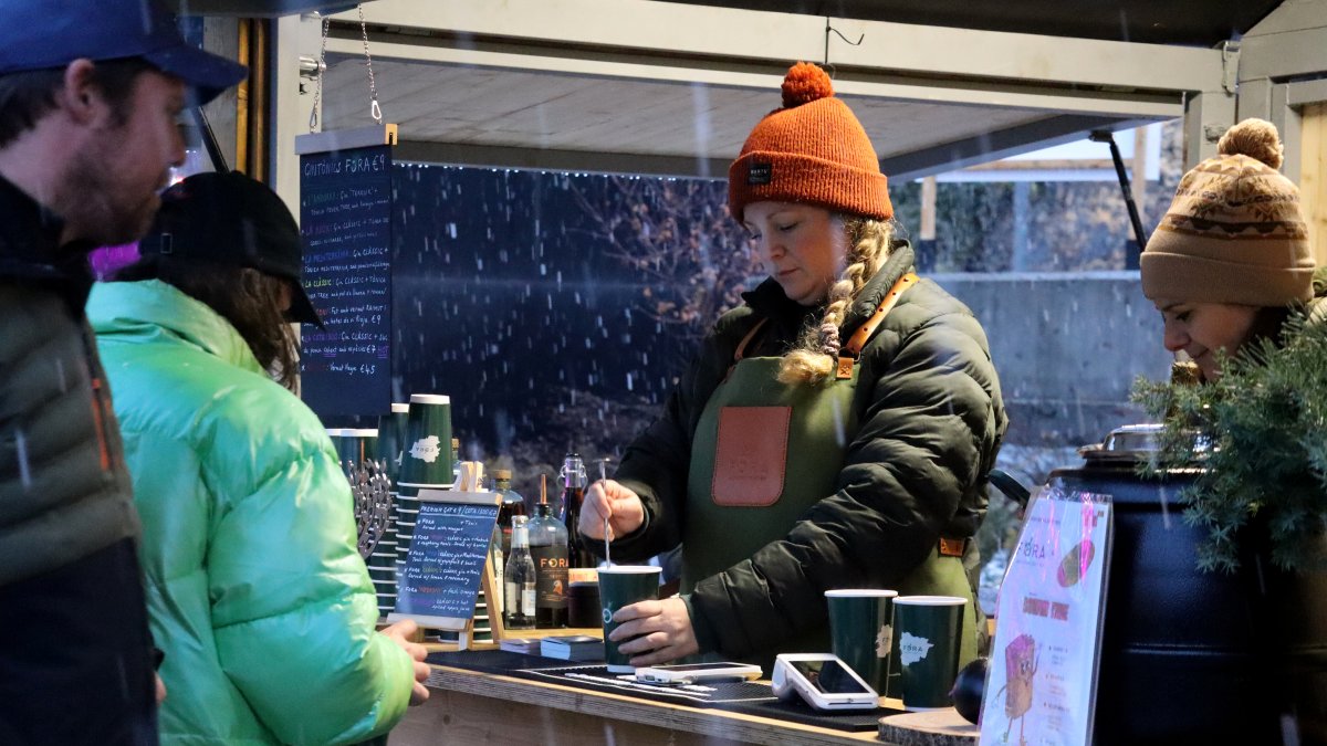 Dues persones consumint en una de les parades de l'après-ski.