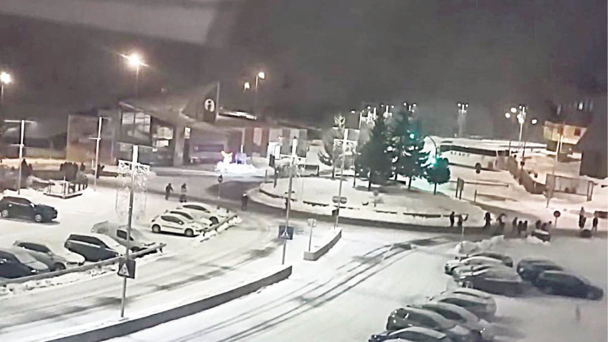 Grups de joves de matinada al Pas de la Casa.