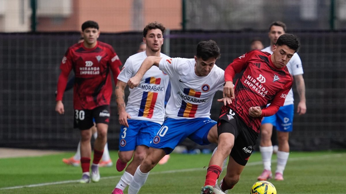 Álvaro Martín, de l'FC Andorra, en una acció del partit contra el Mirandés