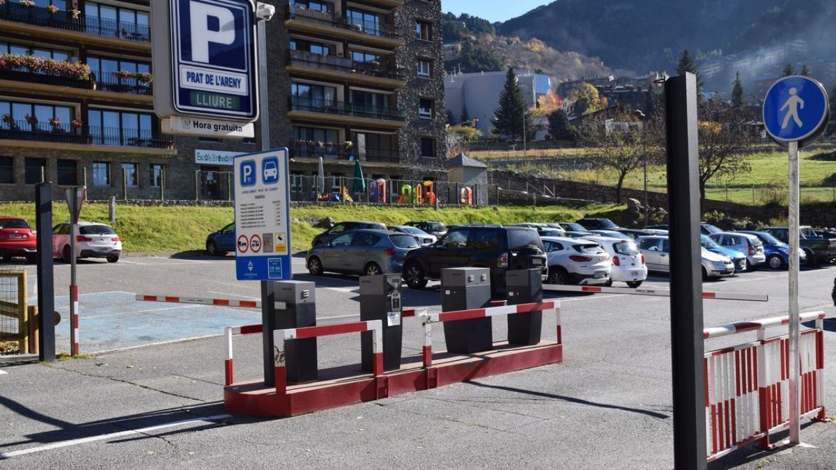 L'aparcament comunal del Prat de l'Areny situat al costat del comú d'Encamp.