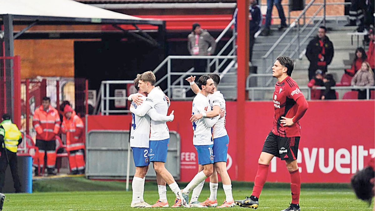 Els jugadors de l’FC Andorra celebren la victòria a Anduva.