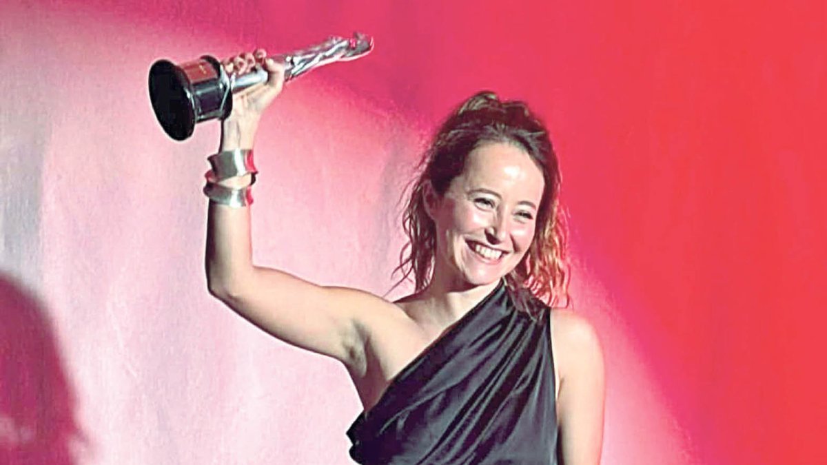 Laia Ateca, mostrant el guardó.