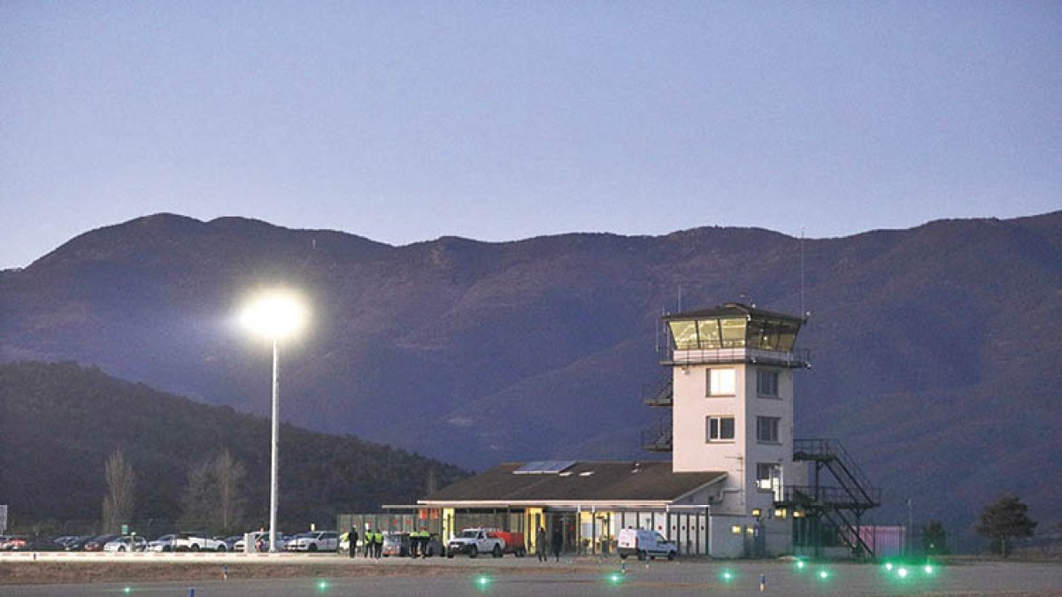 L’aeroport, amb la il·luminació nocturna.