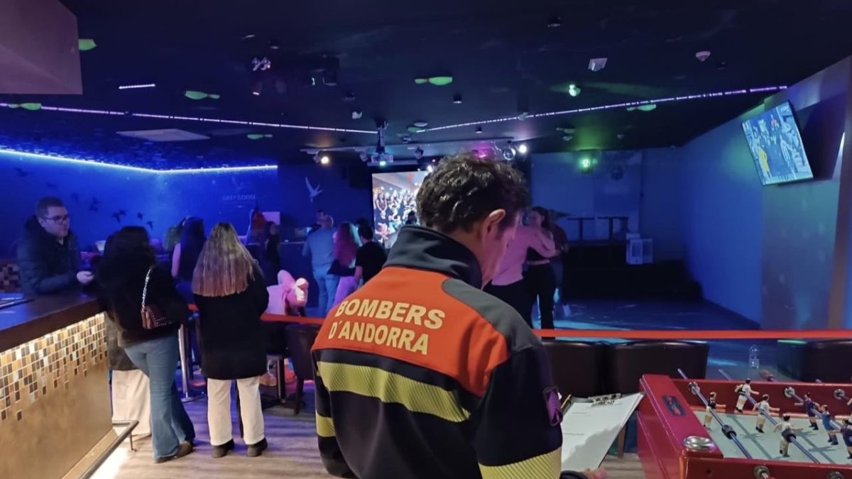 Un bomber revisant el protocol contra incendis en un local d'oci nocturn del país.