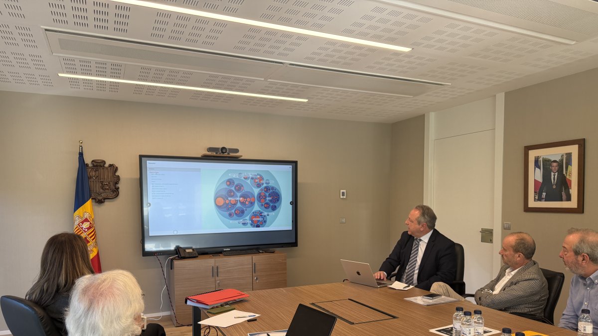 Una de les sessions de treball entre el director del Centro de Documentación Judicial d'Espanya i el CSJ.