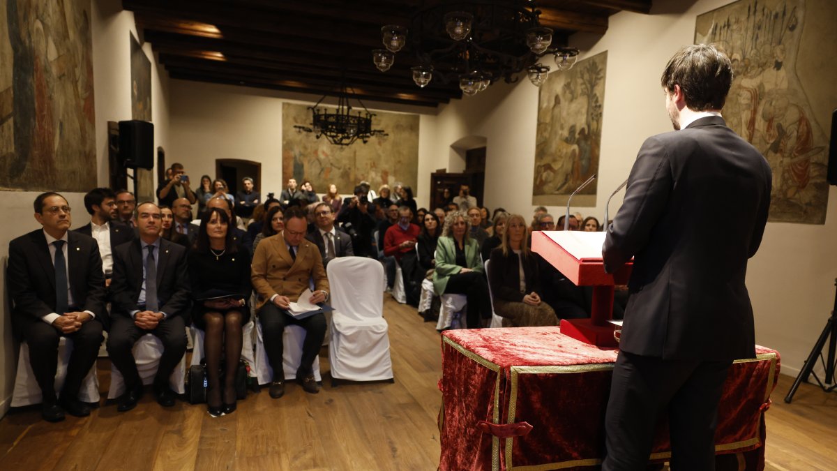 Autoritats polítiques escoltant el discurs del síndic general, Carles Ensenyat, durant la presentació de la candidatura a la UNESCO.