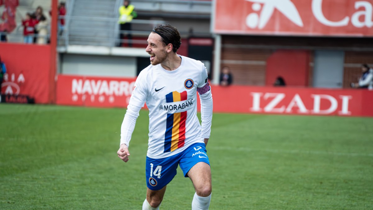 El capità tricolor celebrant el gol a Miranda.