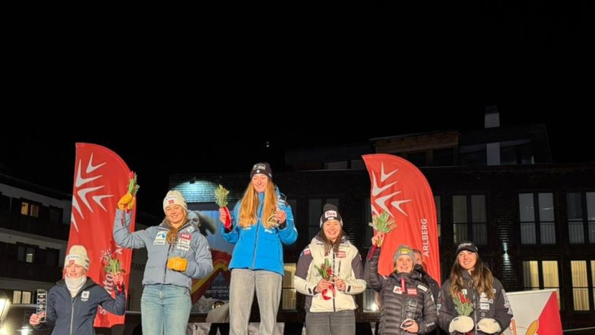 Cande Moreno, a la dreta de la imatge, al podi de Saint Anton am Arlberg.