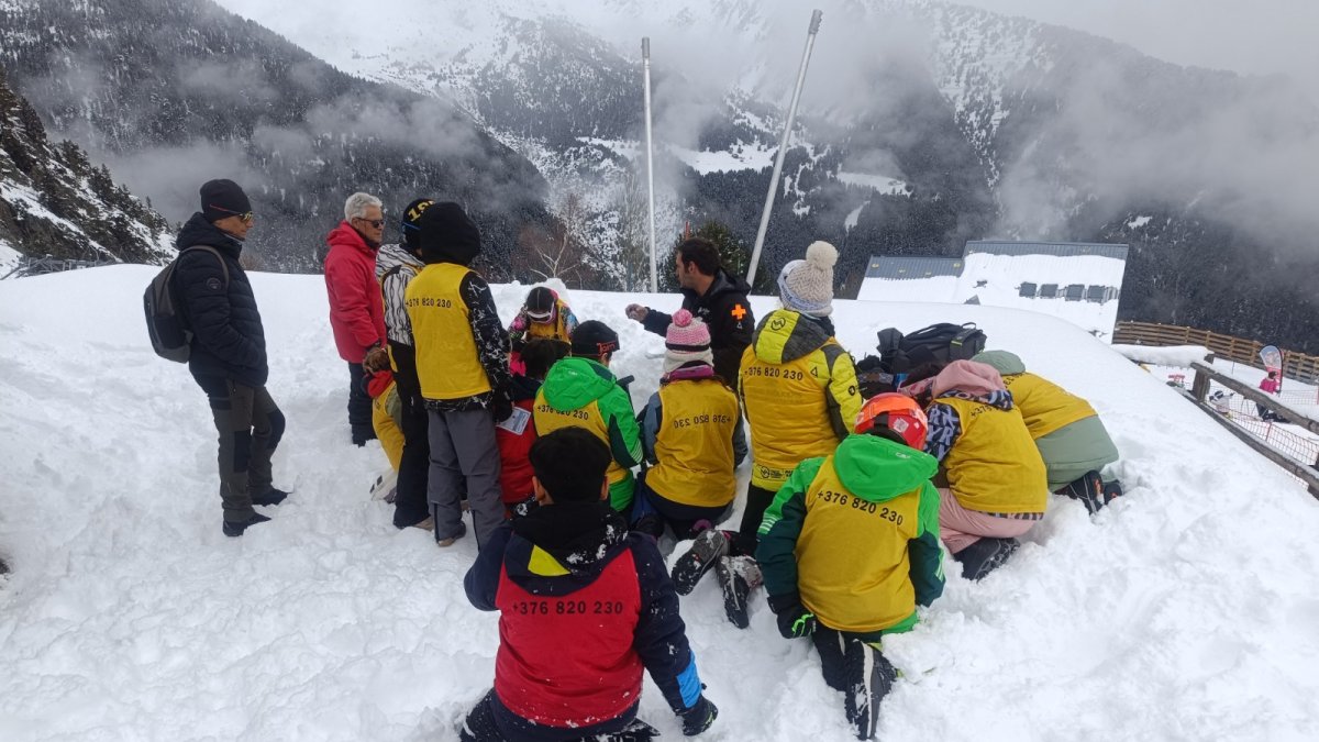 Els alumnes dels tres sistemes educatius, durant el taller de nivologia, organitzat per Protecció Civil i Gestió d'Emergències.