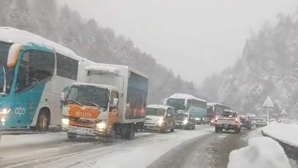 Cues que es van generar a Canillo ahir a causa de l'incident dels autocars.