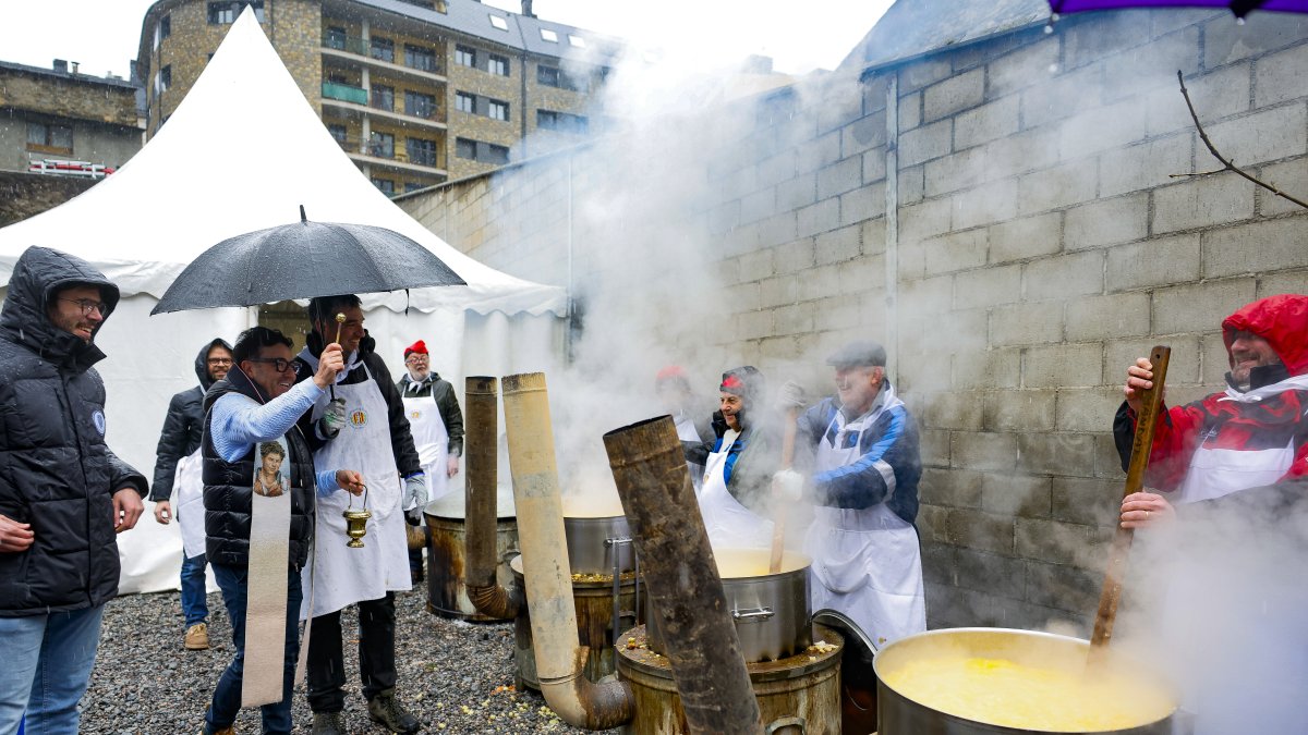 Mossén Pepe Chisvert beneïnt les escudelles aquest matí de Sant Sebastià