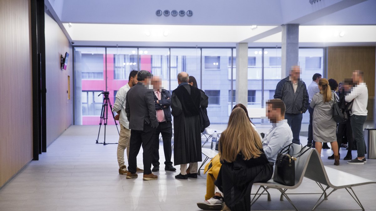 Persones en una de les sales d’espera de la Batllia.