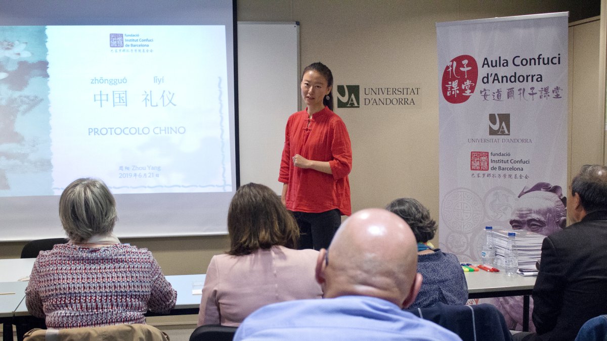 Una professora donant classes de xinès a la Universitat d'Andorra.