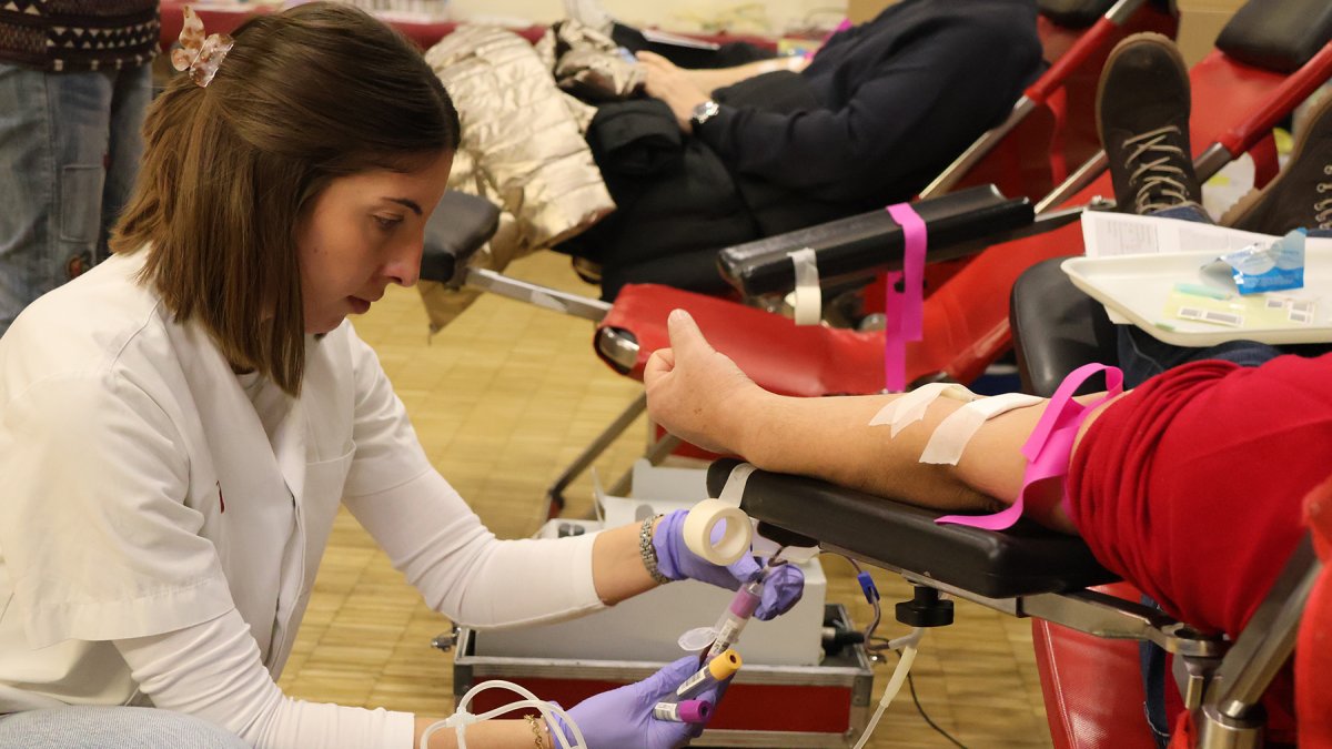 Una persona donant sang durant la campanya de donació de sang al Centre Cultural de la Llacuna.