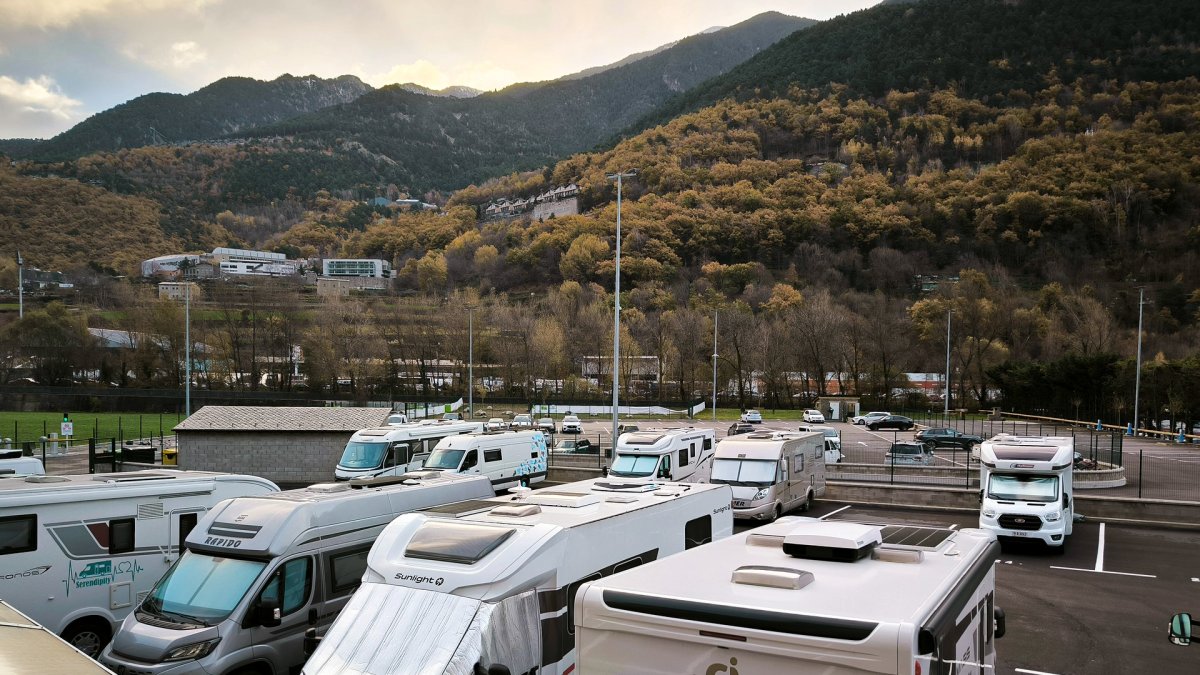 Autocaravanes a l'aparcament de Can Rodes.