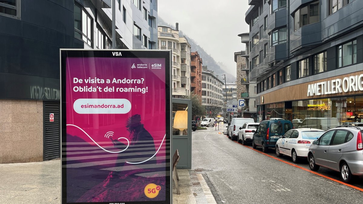 Un anunci de la eSim d'Andorra Telecom a Andorra la Vella.