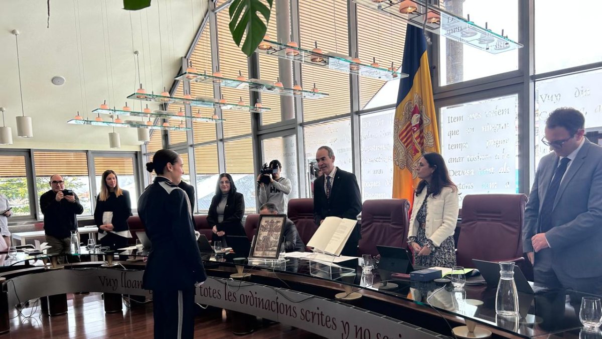 El cònsol major de Canillo, Jordi Alcobé, amb els representants comunals durant la sessió de comú d'aquest matí.