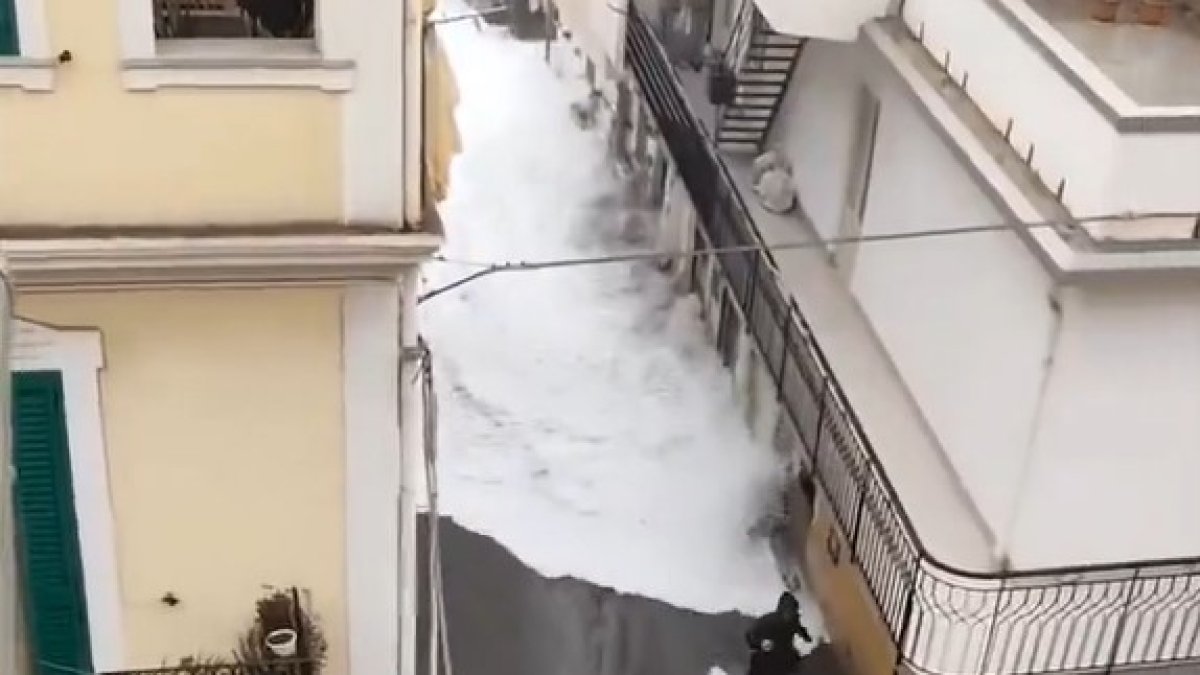Unes persones corren per no ser engolides per l'aigua a un poble d'Itàlia.
