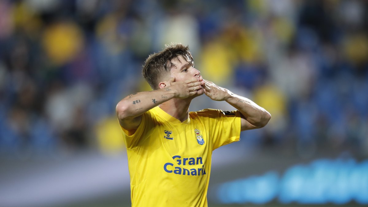 Marc Cardona celebrant un gol amb Las Palmas.
