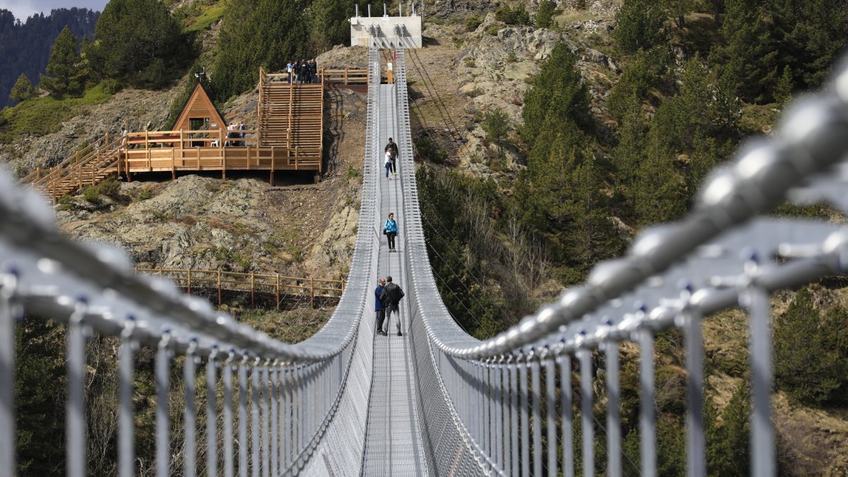 Visitants al pont tibetà de Canillo.