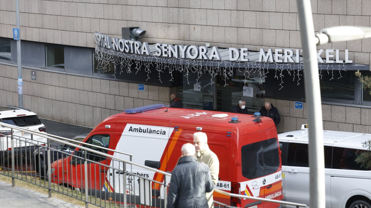 Una ambulància de bombers sortint de l'hospital.