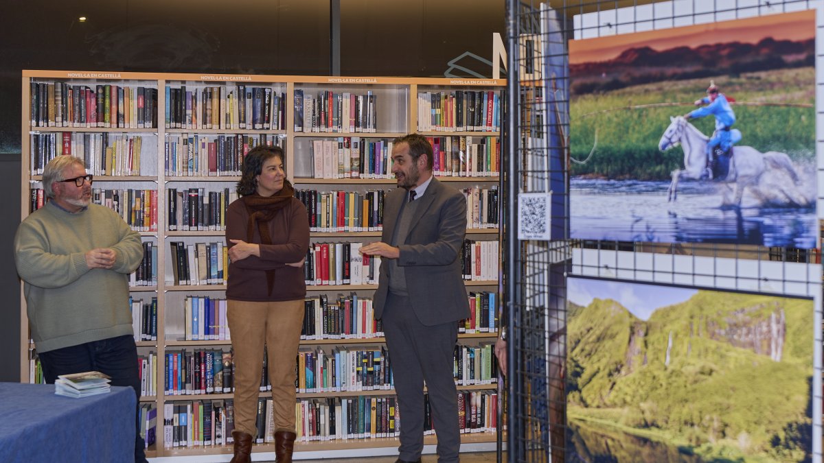 La cònsol major de la Massana, en una de les exposicions del Cicle de cinema organitzat per Ordino i la Massana.