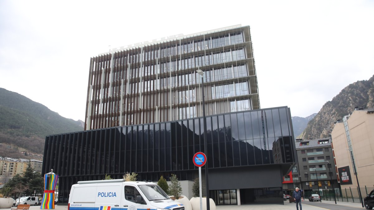 Un furgó policial davant l’edifici de la Batllia.