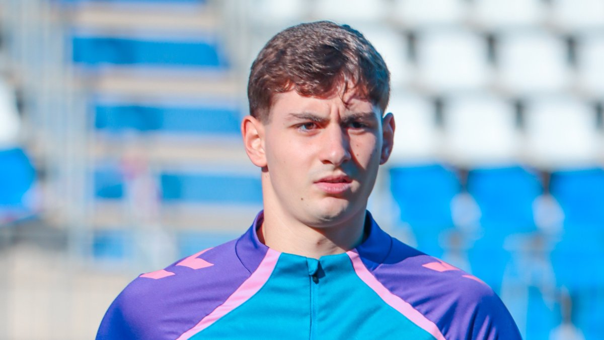 El central, entrenant amb els canaris.