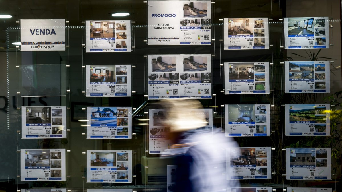 Habitatges anunciats a l’aparador d’una immobiliària.
