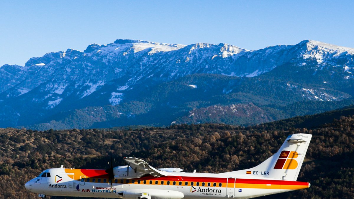 Vol aterrant a l’aeroport.