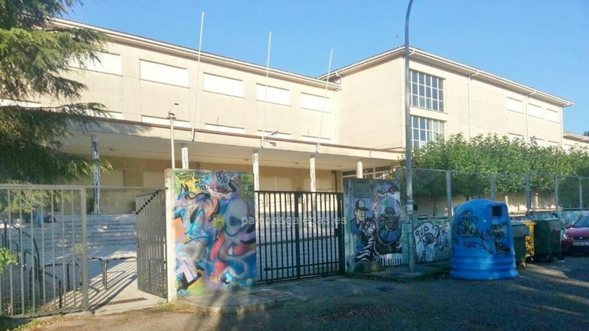 Façana de l'Institut de Carril d'on provenen els joves que havien viatjat a esquiar a Andorra