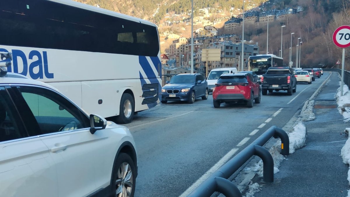 Retencions de vehicles a Encamp provocades per les obres a l'avinguda Joan Martí