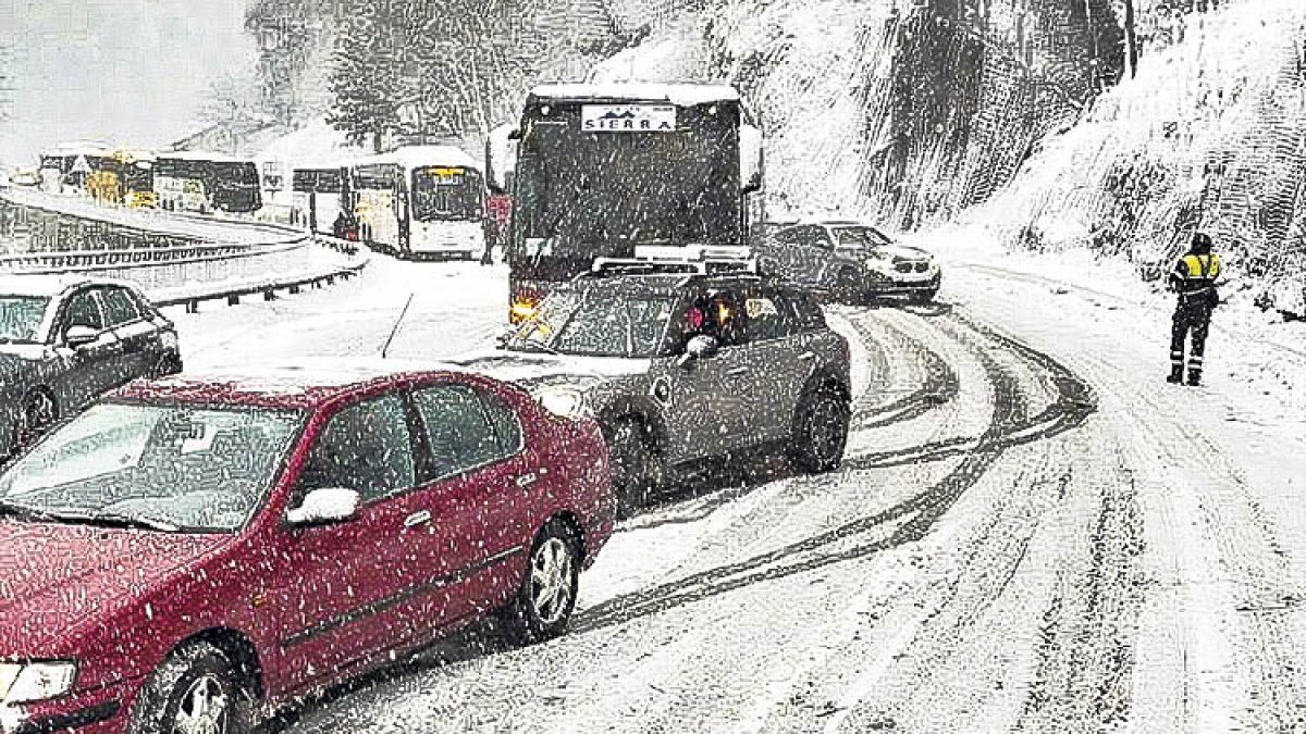 Col·lapse a les carreteres per culpa de la neu.
