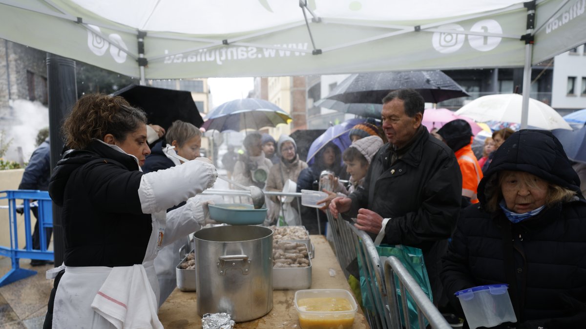 Membres de la Germandat de San Sebastià, servint escudella als veïns de Sant Julià. 


Foto: Fernando Galindo