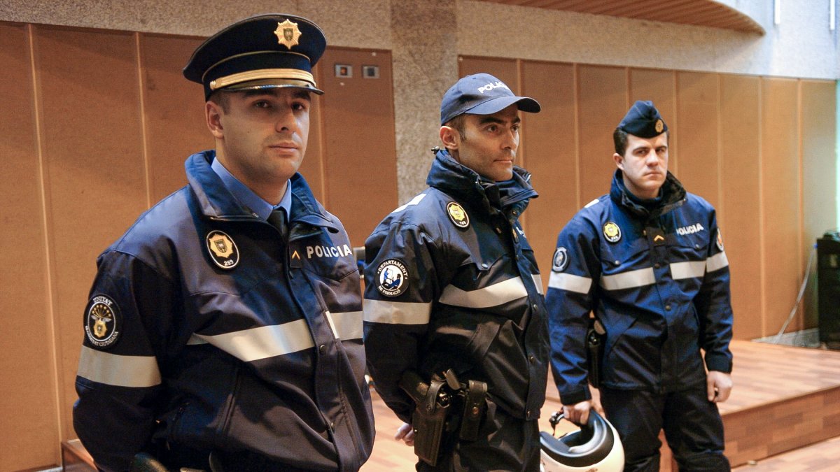 Tres agents del cos amb el nou equipament, l’any 2006.