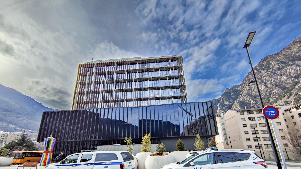 Dos cotxes de policia davant de l’edifici de la Batllia.