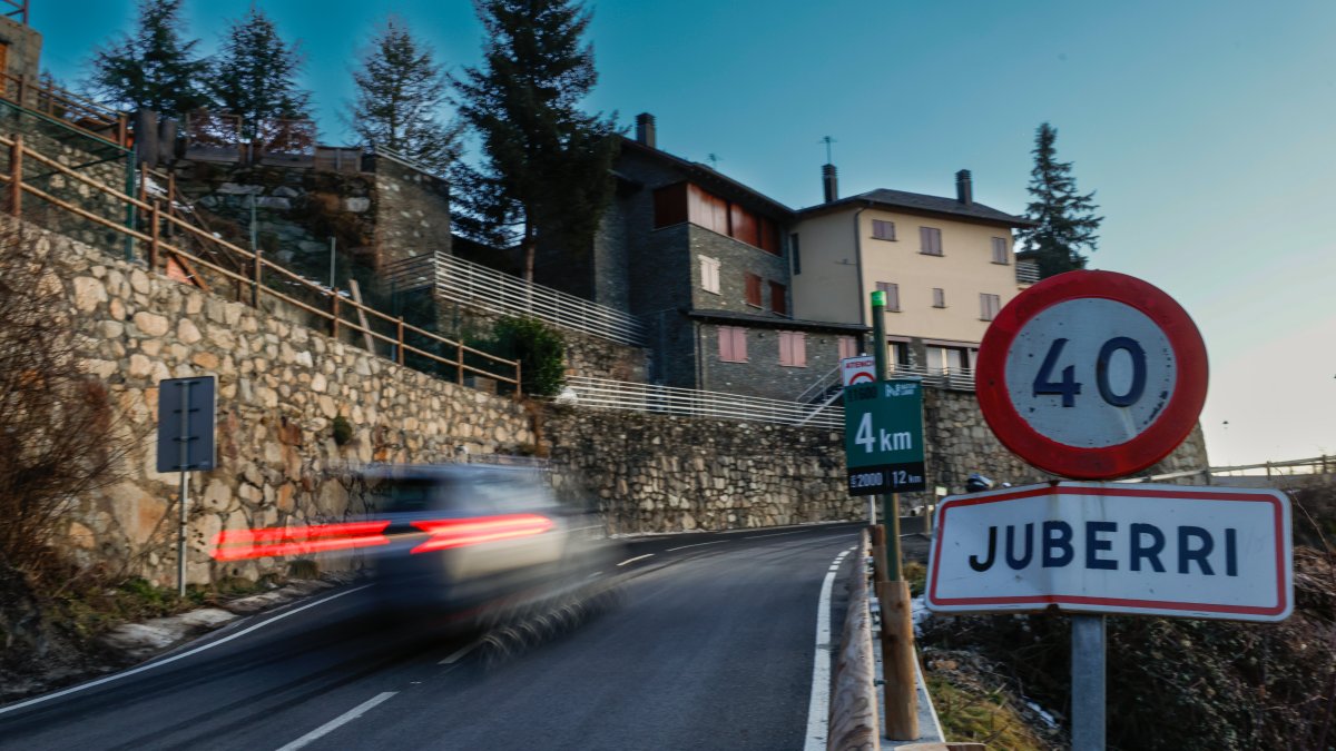 La carretera de la Rabassa just a l’entrada al poble de Juberri, ahir a la tarda.