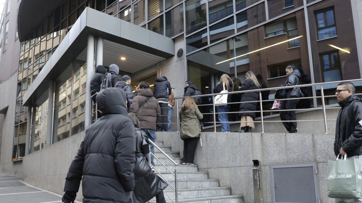 Cues al servei d’Immigració.
