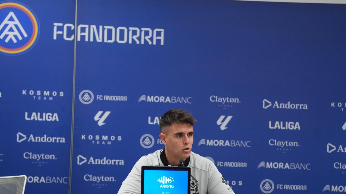 El tècnic durant la roda de premsa prèvia.