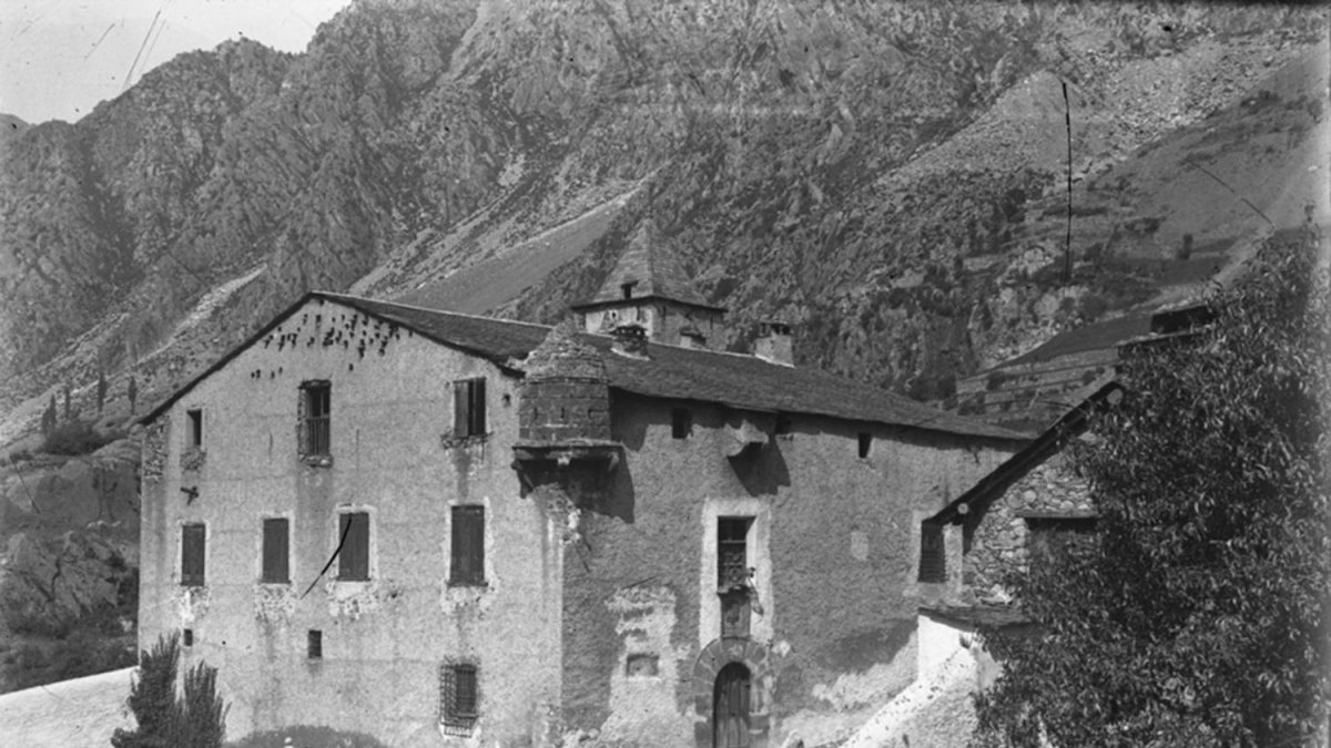 La Casa de la Vall a principis de segle XX.