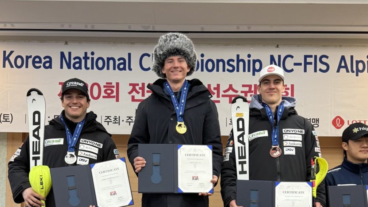 Gabriel, a l’esquerra, i Cornella, a la dreta, al podi.